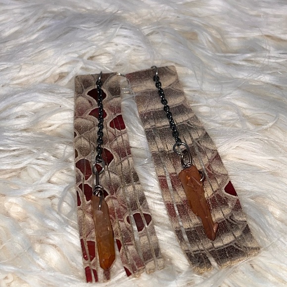 Shimmer leather quartz fringe earrings - Picture 9 of 9